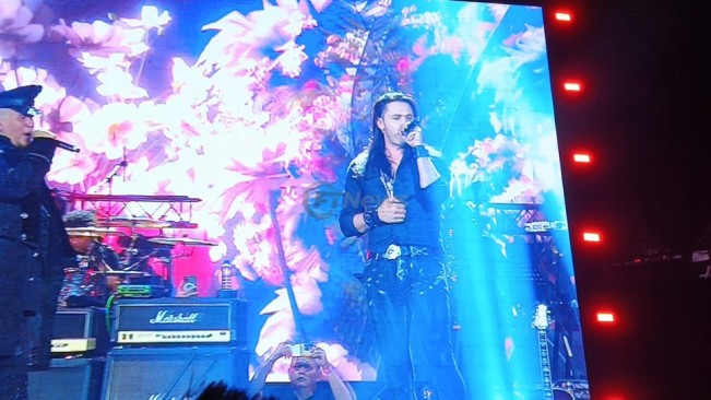 Musisi Kroasia Dino Jelusick (kanan) dan Ahmad Dhani di acara konser Dewa 19 featuring All Stars 2.0 di GBK, Jakarta, Sabtu (6/9/2025) malam. [FTNews.co.id/Selvianus Kopong Basar]